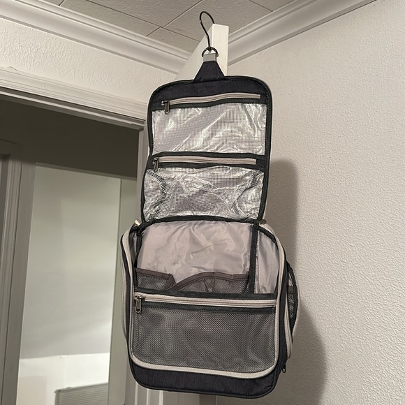 Hanging Toiletry Bag - Picture 2 of 3